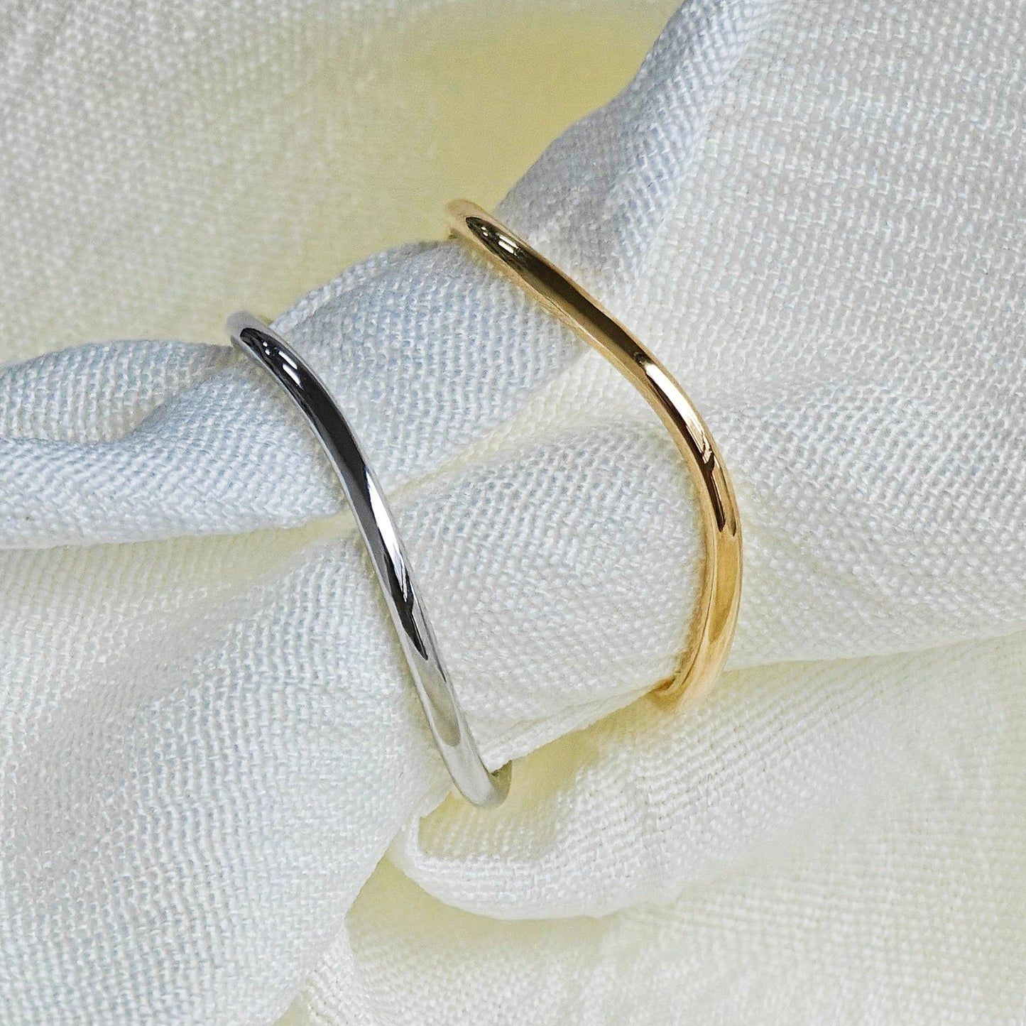 Twist-Arm Ring: Elegant Curves, Unique Charm