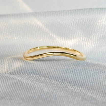 Twist-Arm Ring: Elegant Curves, Unique Charm